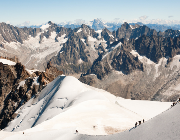 Difference Between Mountain Pass and Mountain Peak