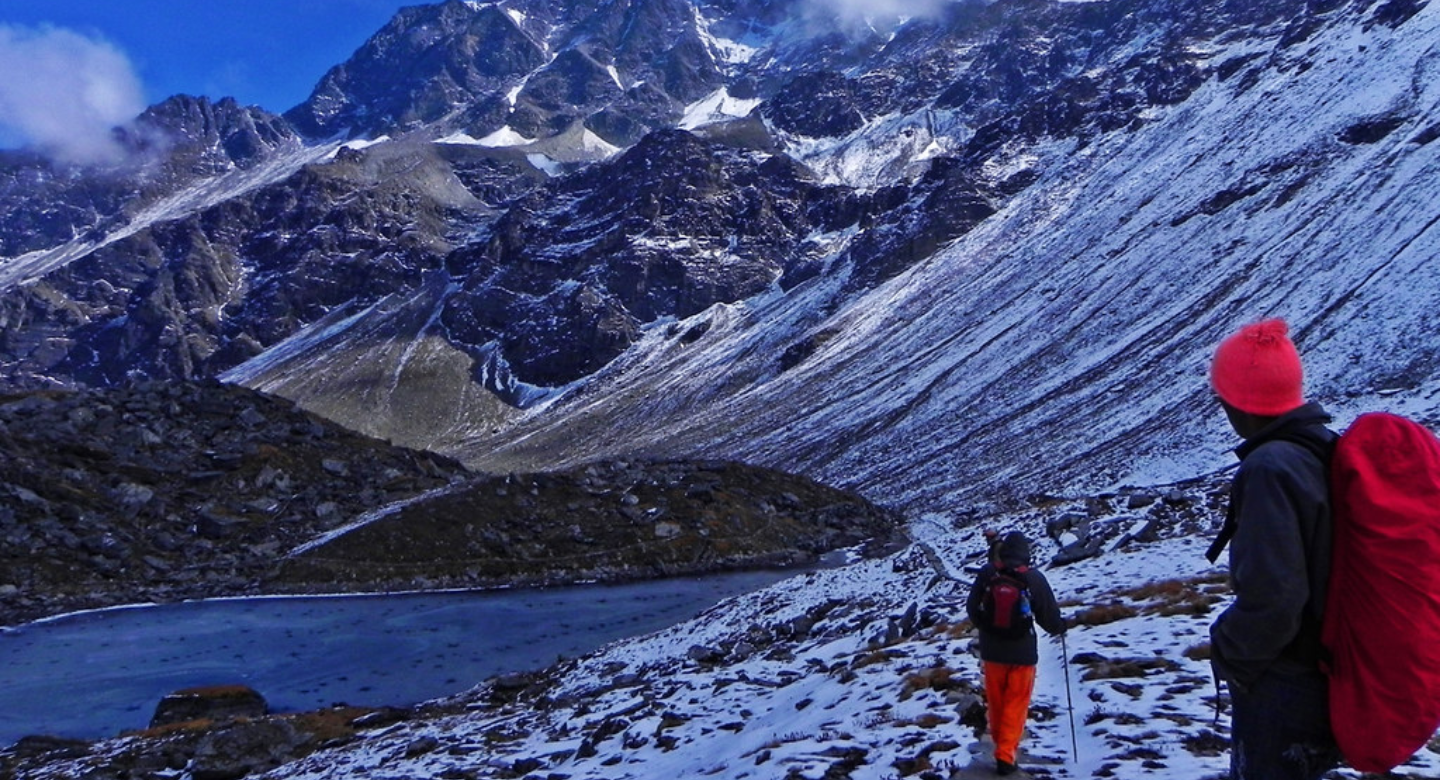 High-altitude-trekker-in-the-mountain